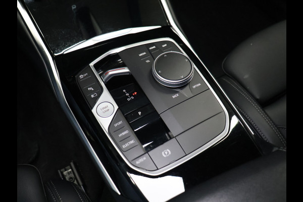 BMW 3 Serie Touring 320e Sport NW TYPE [TREKHAAK INKLAPBAAR, MEMORY SEATS, APPLE CARPLAY, ANDROID, LEDVERLICHTING, CAMERA, STOELVERWARMING, VOL LEDER, CRUISE, CLIMATE, NIEUWSTAAT]