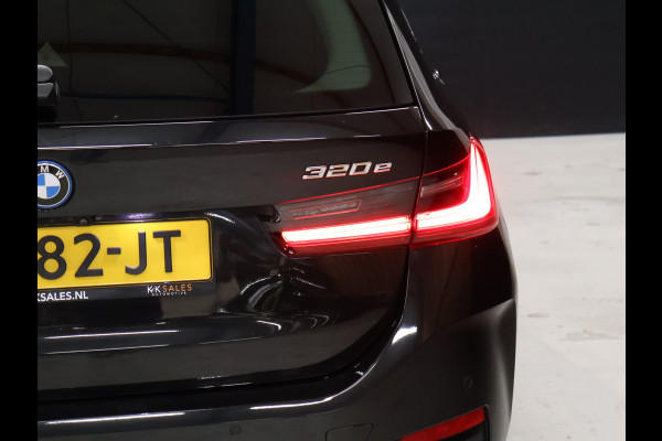 BMW 3 Serie Touring 320e Sport NW TYPE [TREKHAAK INKLAPBAAR, MEMORY SEATS, APPLE CARPLAY, ANDROID, LEDVERLICHTING, CAMERA, STOELVERWARMING, VOL LEDER, CRUISE, CLIMATE, NIEUWSTAAT]