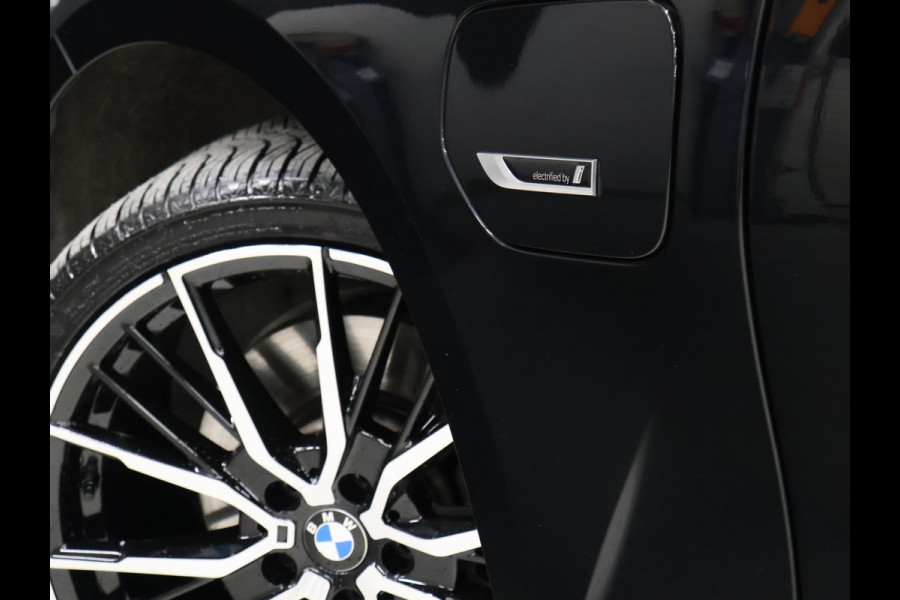 BMW 3 Serie Touring 320e Sport NW TYPE [TREKHAAK INKLAPBAAR, MEMORY SEATS, APPLE CARPLAY, ANDROID, LEDVERLICHTING, CAMERA, STOELVERWARMING, VOL LEDER, CRUISE, CLIMATE, NIEUWSTAAT]