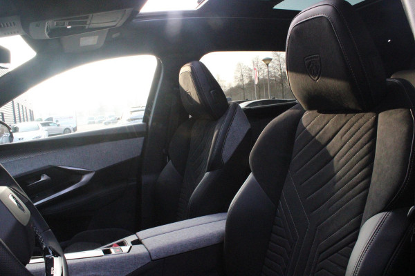 Peugeot 5008 1.6 plug-in Hybrid 195PK GT EXCLUSIVE 7 PERSOONS | PANORAMISCH SCHUIF/KANTEL DAK | FOCAL AUDIO SYSTEM | TREKHAAK MET AFNEEMBARE KOGEL | ELEKTRISCH BEDIENBARE VOORSTOELEN MET GEHEUGEN/MASSAGE FUNCTIE | STOEL/STUUR VERWARMING | NAVIGATIE | DRAADLOZE APPLE CARPLAY/ANDROID AUTO | FULL LED MATRIX KOPLAMPEN | 19" LICHTMETALEN VELGEN | ELEKTRISCH BEDIENBARE ACHTERKLEP | SFEER VERLICHTING | 360° CAMERA | DODEHOEK DETECTIE | KEYLESS ENTRY/START | 7,4KW ONBOARD CHARGER |