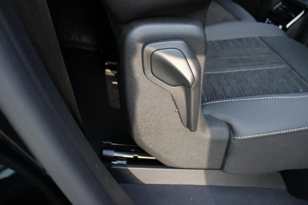 Peugeot 5008 1.6 plug-in Hybrid 195PK GT EXCLUSIVE 7 PERSOONS | PANORAMISCH SCHUIF/KANTEL DAK | FOCAL AUDIO SYSTEM | TREKHAAK MET AFNEEMBARE KOGEL | ELEKTRISCH BEDIENBARE VOORSTOELEN MET GEHEUGEN/MASSAGE FUNCTIE | STOEL/STUUR VERWARMING | NAVIGATIE | DRAADLOZE APPLE CARPLAY/ANDROID AUTO | FULL LED MATRIX KOPLAMPEN | 19" LICHTMETALEN VELGEN | ELEKTRISCH BEDIENBARE ACHTERKLEP | SFEER VERLICHTING | 360° CAMERA | DODEHOEK DETECTIE | KEYLESS ENTRY/START | 7,4KW ONBOARD CHARGER |