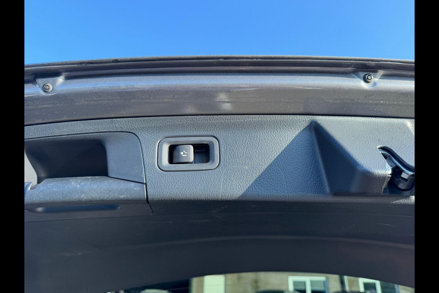 Mercedes-Benz A-Klasse 250 e Business Solution AMG Limited BOMVOL! | PANO | BURMESTER| MEMORY STOELEN| ELEK. TREKHAAK| ADAP. CRUISE/ DISTRONIC | SFEERVERLICHTING | All season banden |