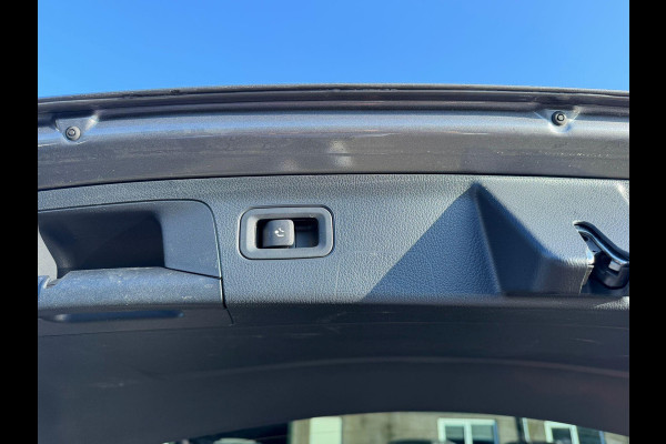 Mercedes-Benz A-Klasse 250 e Business Solution AMG Limited BOMVOL! | PANO | BURMESTER| MEMORY STOELEN| ELEK. TREKHAAK| ADAP. CRUISE/ DISTRONIC | SFEERVERLICHTING | All season banden |