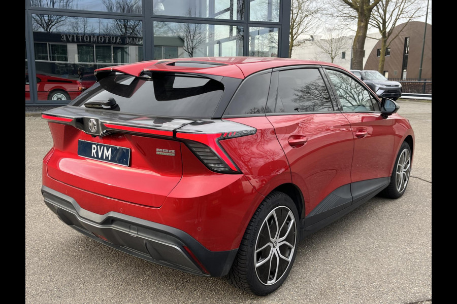 MG Mg4 electric 64 kWh Luxury LONG RANGE | SOH 98%|15.000KM! | DEALER ONDERHOUDEN| 7 JAAR GARANTIE BIJ MG| SUPER COMPLETE AUTO| RONDOMZICHT CAMERA| STOEL+ STUUR VERWARMING| DODE HOEK