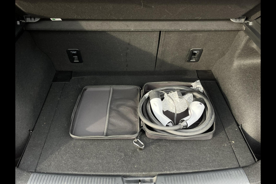 MG Mg4 electric 64 kWh Luxury LONG RANGE | SOH 98%|15.000KM! | DEALER ONDERHOUDEN| 7 JAAR GARANTIE BIJ MG| SUPER COMPLETE AUTO| RONDOMZICHT CAMERA| STOEL+ STUUR VERWARMING| DODE HOEK