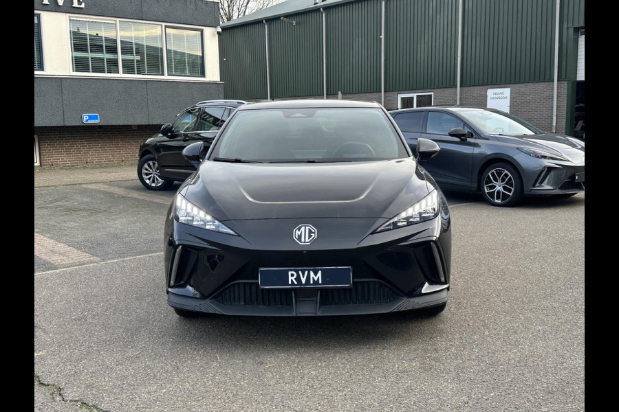 MG MG4 64 kWh Luxury LONG RANGE | SOH 97%|18.000KM! | DEALER ONDERHOUDEN| 7 JAAR GARANTIE BIJ MG| SUPER COMPLETE AUTO| RONDOMZICHT CAMERA| STOEL+ STUUR VERWARMING| DODE HOEK