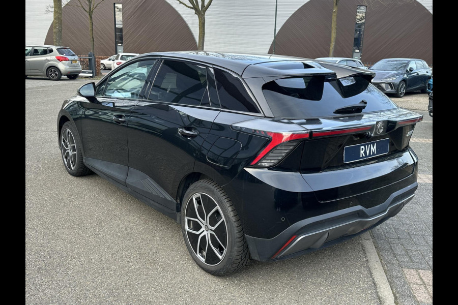 MG MG4 64 kWh Luxury LONG RANGE | SOH 97%|18.000KM! | DEALER ONDERHOUDEN| 7 JAAR GARANTIE BIJ MG| SUPER COMPLETE AUTO| RONDOMZICHT CAMERA| STOEL+ STUUR VERWARMING| DODE HOEK