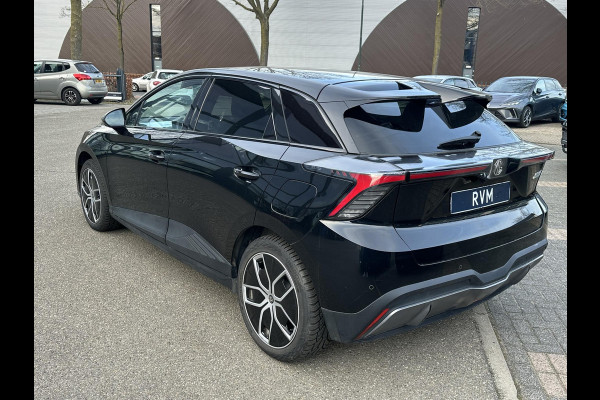 MG MG4 64 kWh Luxury LONG RANGE | SOH 97%|18.000KM! | DEALER ONDERHOUDEN| 7 JAAR GARANTIE BIJ MG| SUPER COMPLETE AUTO| RONDOMZICHT CAMERA| STOEL+ STUUR VERWARMING| DODE HOEK