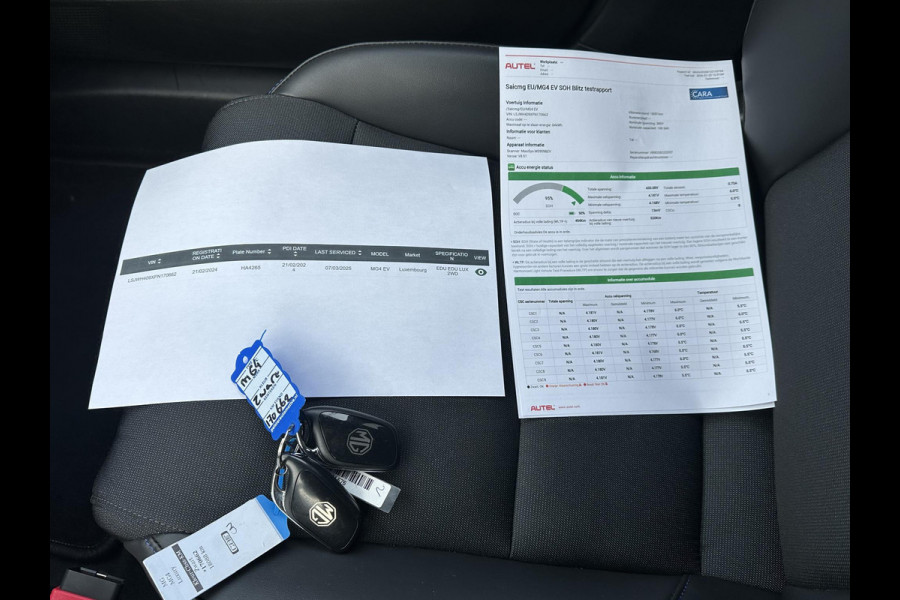 MG MG4 64 kWh Luxury LONG RANGE | SOH 97%|18.000KM! | DEALER ONDERHOUDEN| 7 JAAR GARANTIE BIJ MG| SUPER COMPLETE AUTO| RONDOMZICHT CAMERA| STOEL+ STUUR VERWARMING| DODE HOEK