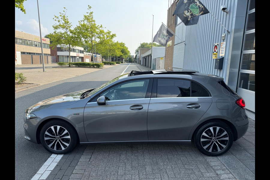 Mercedes-Benz A-Klasse 250 e AMG LED/PDC/CAM/LEER/NAVI/PANO