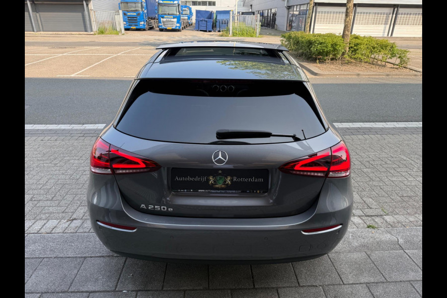Mercedes-Benz A-Klasse 250 e AMG LED/PDC/CAM/LEER/NAVI/PANO