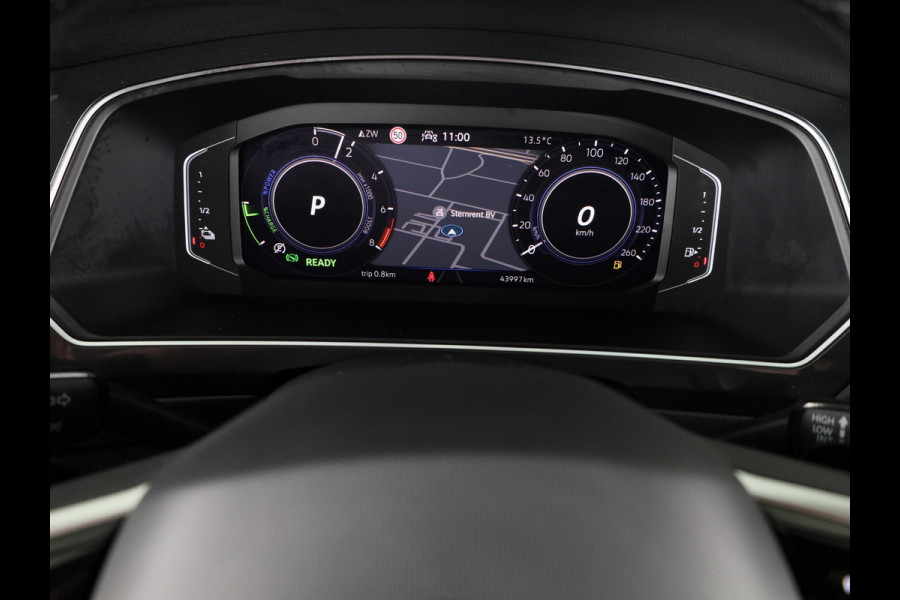 Volkswagen Tiguan 1.4 TSI eHybrid R-Line Business+ 245 pk Automaat (DSG) | Verlengde garantie | Navigatie | Panoramadak | Trekhaak (afneembaar) | Parkeersensoren (Park assist) | Achteruitrijcamera | Stoelverwarming |