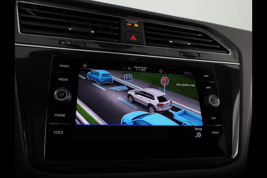 Volkswagen Tiguan 1.4 TSI eHybrid R-Line Business+ 245 pk Automaat (DSG) | Verlengde garantie | Navigatie | Panoramadak | Trekhaak (afneembaar) | Parkeersensoren (Park assist) | Achteruitrijcamera | Stoelverwarming |