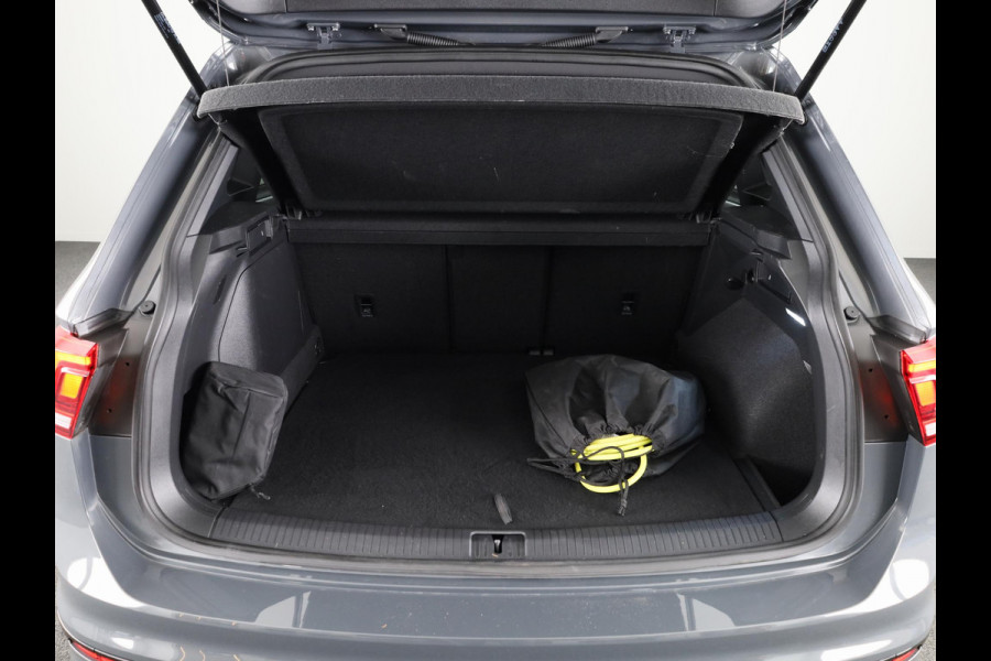 Volkswagen Tiguan 1.4 TSI eHybrid R-Line Business+ 245 pk Automaat (DSG) | Verlengde garantie | Navigatie | Panoramadak | Trekhaak (afneembaar) | Parkeersensoren (Park assist) | Achteruitrijcamera | Stoelverwarming |