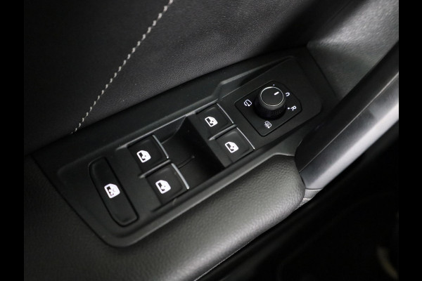 Volkswagen Tiguan 1.4 TSI eHybrid R-Line Business+ 245 pk Automaat (DSG) | Verlengde garantie | Navigatie | Panoramadak | Trekhaak (afneembaar) | Parkeersensoren (Park assist) | Achteruitrijcamera | Stoelverwarming |