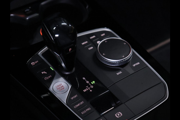 BMW 1-serie 118i M-Sport [M STUUR, APPLE CARPLAY, ANDROID, LEDVERLICHTING, STOELVERWARMING, PDC V+A, VOL LEDER, CRUISE, CLIMATE, NIEUWSTAAT]