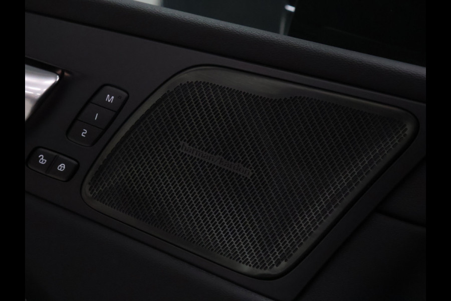 Volvo XC60 2.0 T8 AWD R-Design [SCHUIFKANTELDAK, MEMORY SEATS, APPLE CARPLAY, TREKHAAK INKLAPBAAR,  HARMAN/KARDON, STUURVERWARMING, 360 CAMERA, STOELVERWARMING, VOL LEDER, CRUISE, CLIMATE, NIEUWSTAAT]