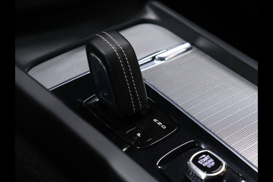 Volvo XC60 2.0 T8 AWD R-Design [SCHUIFKANTELDAK, MEMORY SEATS, APPLE CARPLAY, TREKHAAK INKLAPBAAR,  HARMAN/KARDON, STUURVERWARMING, 360 CAMERA, STOELVERWARMING, VOL LEDER, CRUISE, CLIMATE, NIEUWSTAAT]