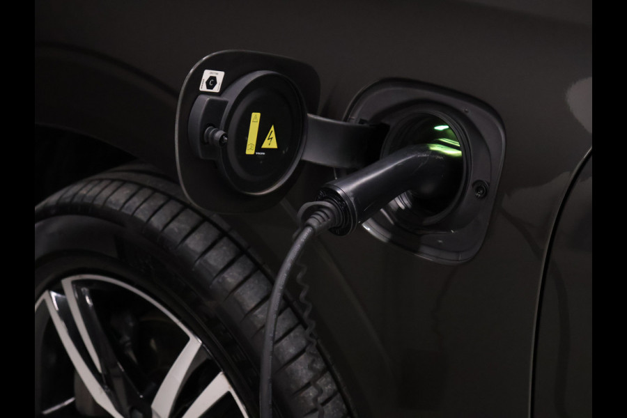 Volvo XC60 2.0 T8 AWD R-Design [SCHUIFKANTELDAK, MEMORY SEATS, APPLE CARPLAY, TREKHAAK INKLAPBAAR,  HARMAN/KARDON, STUURVERWARMING, 360 CAMERA, STOELVERWARMING, VOL LEDER, CRUISE, CLIMATE, NIEUWSTAAT]