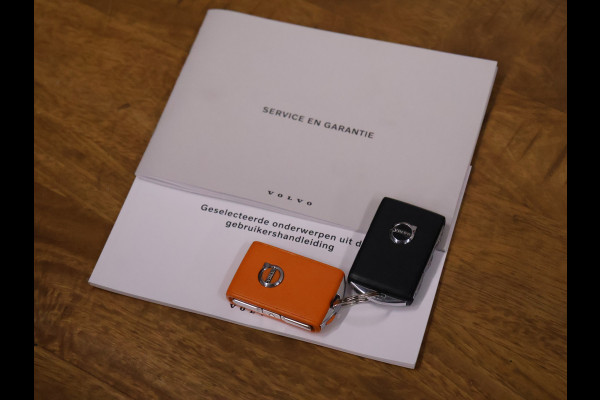 Volvo XC60 2.0 T8 AWD R-Design [SCHUIFKANTELDAK, MEMORY SEATS, APPLE CARPLAY, TREKHAAK INKLAPBAAR,  HARMAN/KARDON, STUURVERWARMING, 360 CAMERA, STOELVERWARMING, VOL LEDER, CRUISE, CLIMATE, NIEUWSTAAT]