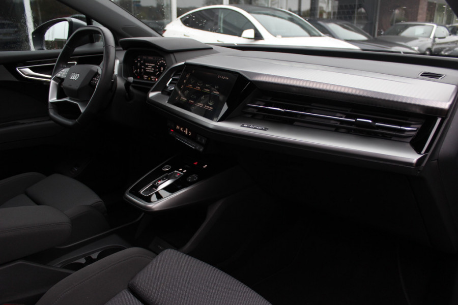 Audi Q4 Sportback e-tron 40 Advanced edition 77 kWh / Warmtepomp / CarPlay / Matrix LED / Sportstoelen / 19'' / Virtual Cockpit / Parkeerhulp V+A / Intr.voorverwarming / Stoelverwarming / DAB / Cruise Control