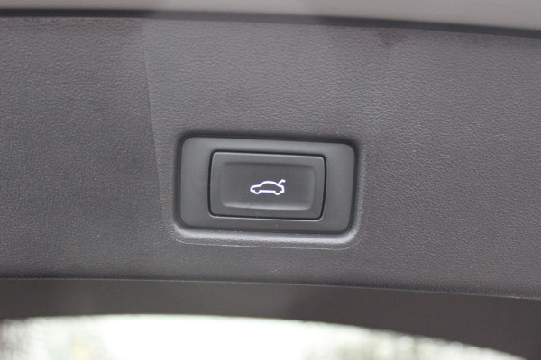 Audi Q4 Sportback e-tron 40 Advanced edition 77 kWh / Warmtepomp / CarPlay / Matrix LED / Sportstoelen / 19'' / Virtual Cockpit / Parkeerhulp V+A / Intr.voorverwarming / Stoelverwarming / DAB / Cruise Control