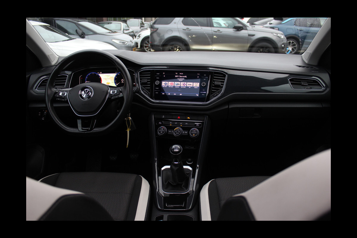 Volkswagen T-Roc 1.5 TSI Sport / Trekhaak / Virtual Cockpit / Navigatie / 17'' / Parkeerhulp V+A / CarPlay / DAB / Getint glas / ACC