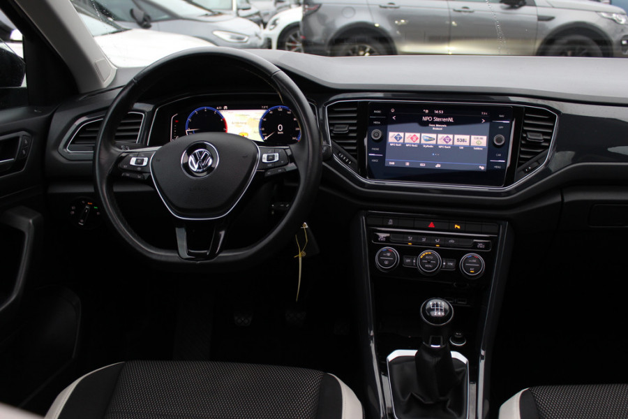 Volkswagen T-Roc 1.5 TSI Sport / Trekhaak / Virtual Cockpit / Navigatie / 17'' / Parkeerhulp V+A / CarPlay / DAB / Getint glas / ACC