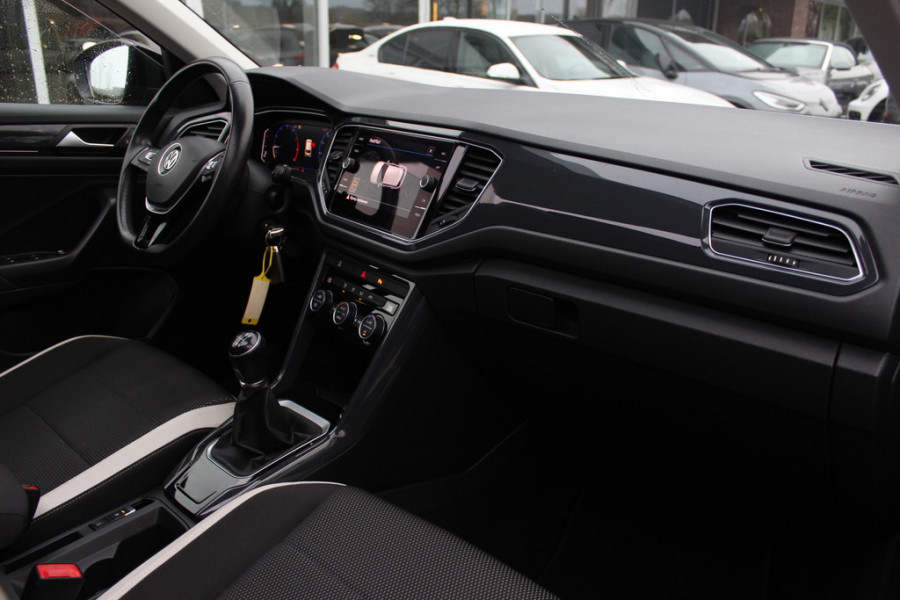 Volkswagen T-Roc 1.5 TSI Sport / Trekhaak / Virtual Cockpit / Navigatie / 17'' / Parkeerhulp V+A / CarPlay / DAB / Getint glas / ACC