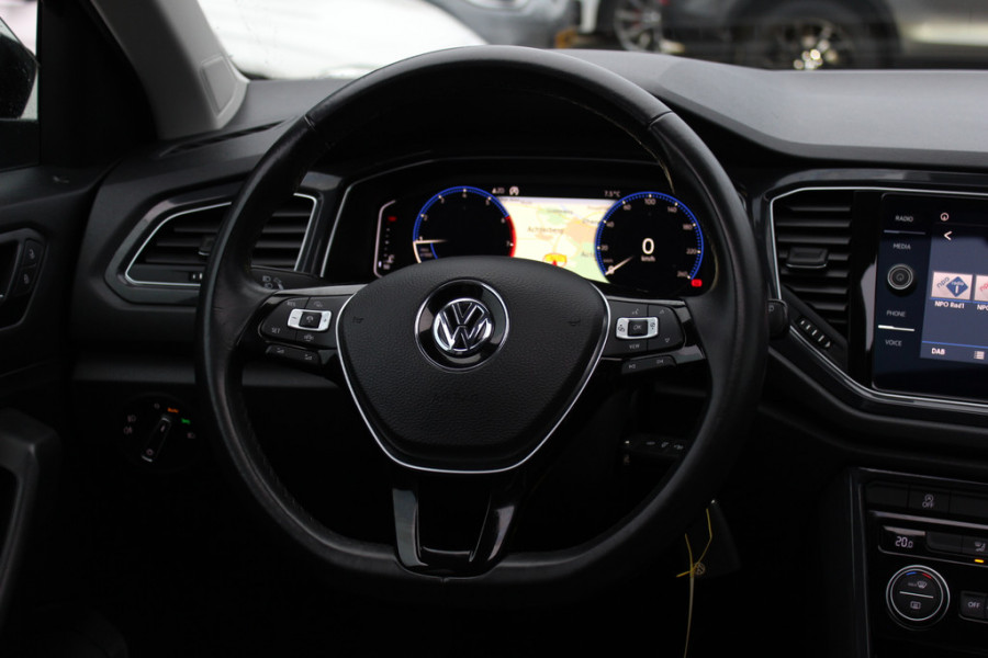 Volkswagen T-Roc 1.5 TSI Sport / Trekhaak / Virtual Cockpit / Navigatie / 17'' / Parkeerhulp V+A / CarPlay / DAB / Getint glas / ACC