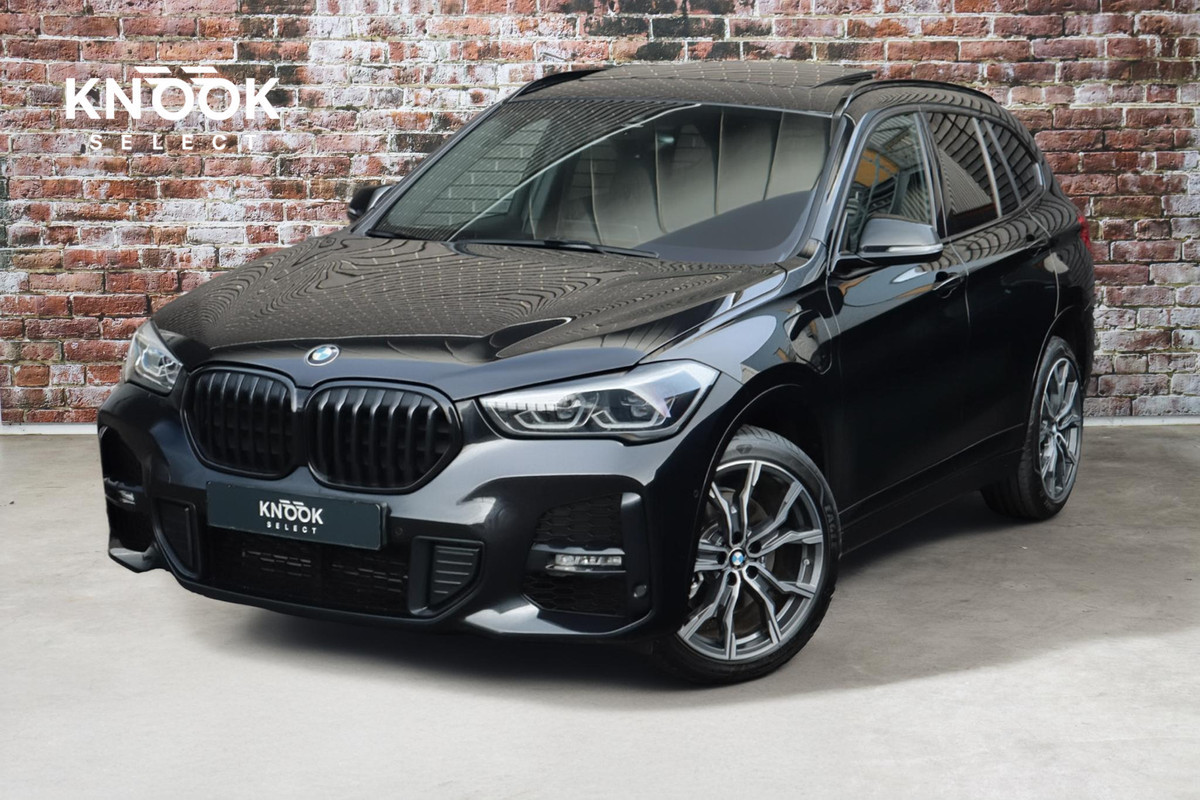 BMW X1 xDrive25e High Executive M Sport Pakket Automaat / Panoramadak / Trekhaak / Shadow Line / LED / Head-up Display / Sportstoelen / 19 Inch / Leder / Parkeersensoren voor+achter / Stoelverwarming / Harman Kardon / Achteruitrijcamera / Stuurwielverwarming / Extra Getint Glas