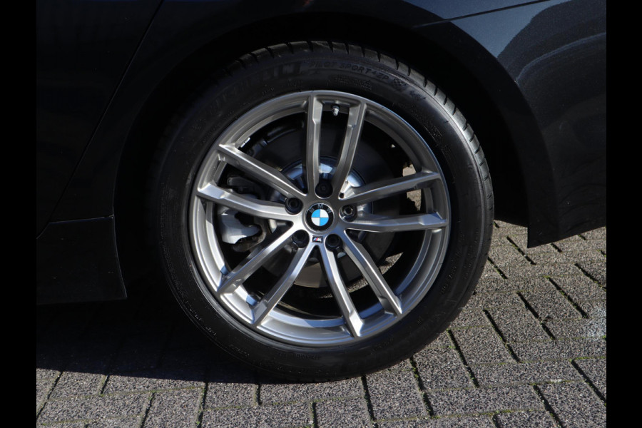 BMW 5 Serie Sedan 520i High Executive Luxury Line Automaat / Navigatiesysteem Professional / Comfortstoelen / Hifi / LED / Stoelverwarming / Head-Up Display / Neerklapbare Achterbank / Parkeersensoren voor+achter / Chrome Line