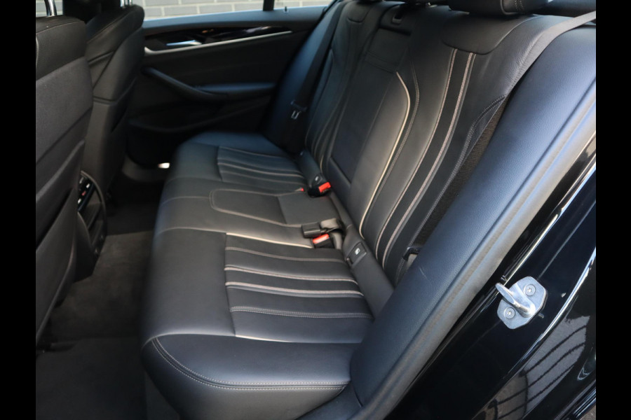 BMW 5 Serie Sedan 520i High Executive Luxury Line Automaat / Navigatiesysteem Professional / Comfortstoelen / Hifi / LED / Stoelverwarming / Head-Up Display / Neerklapbare Achterbank / Parkeersensoren voor+achter / Chrome Line