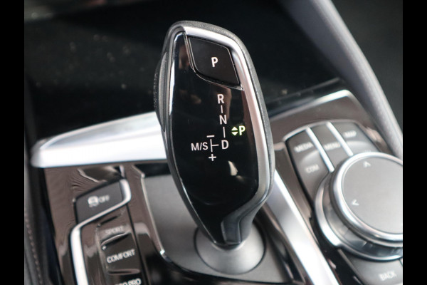 BMW 5 Serie Sedan 520i High Executive Luxury Line Automaat / Navigatiesysteem Professional / Comfortstoelen / Hifi / LED / Stoelverwarming / Head-Up Display / Neerklapbare Achterbank / Parkeersensoren voor+achter / Chrome Line