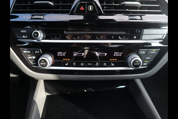 BMW 5 Serie Sedan 520i High Executive Luxury Line Automaat / Navigatiesysteem Professional / Comfortstoelen / Hifi / LED / Stoelverwarming / Head-Up Display / Neerklapbare Achterbank / Parkeersensoren voor+achter / Chrome Line
