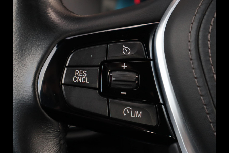 BMW 5 Serie Sedan 520i High Executive Luxury Line Automaat / Navigatiesysteem Professional / Comfortstoelen / Hifi / LED / Stoelverwarming / Head-Up Display / Neerklapbare Achterbank / Parkeersensoren voor+achter / Chrome Line