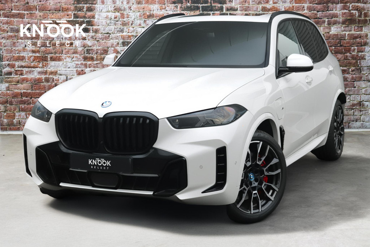 BMW X5 xDrive50e High Executive M Sport Pakket Automaat / Driving Assistant Professional / Stoelventilatie / Panoramadak / Trekhaak / Luchtvering / Iconic Glow / Gesture Control / Harman Kardon / Innovation Pakket / Craftedclarity / Stoelverwarmin voor+achter