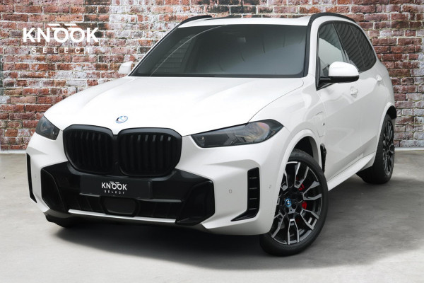 BMW X5 xDrive50e High Executive M Sport Pakket Automaat / Driving Assistant Professional / Stoelventilatie / Panoramadak / Trekhaak / Luchtvering / Iconic Glow / Gesture Control / Harman Kardon / Innovation Pakket / Craftedclarity / Stoelverwarmin voor+achter