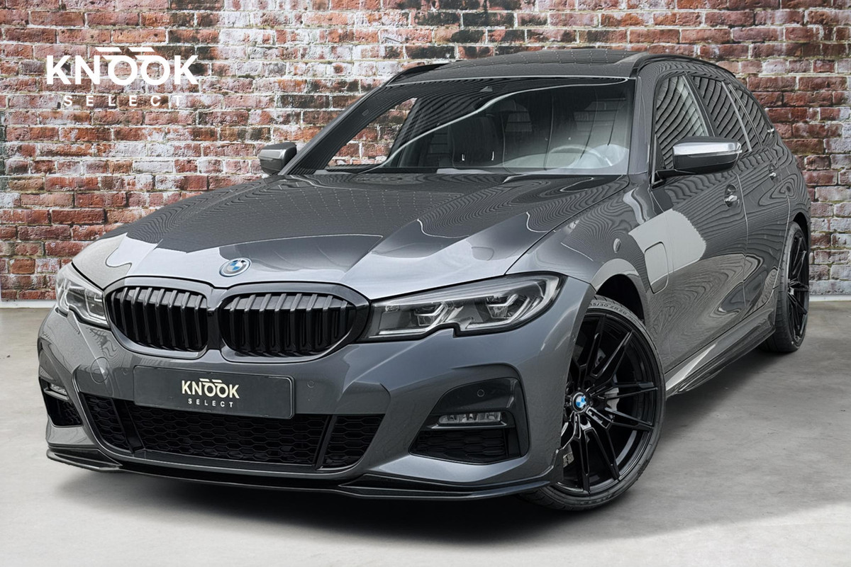 BMW 3 Serie Touring 330e High Executive M Sport Pakket Automaat / Panoramadak / Live Cockpit Professional / Stoelverwarming / Laser Light / 20" / M Performance Pack / Head-Up Display / Shadow Line / Extra Getint Glas