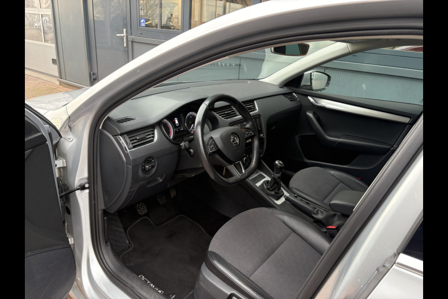 Škoda Octavia Combi 1.0 TSi 115pk Business Edition LEDER/NAVI/CARPLAY/CRUISE/PDC/WINTERPACK