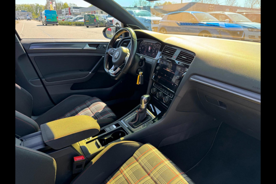 Volkswagen Golf 2.0 TSI GTI Performance Pano Virtual 245 PK ACC Camera standkachel trekhaak
