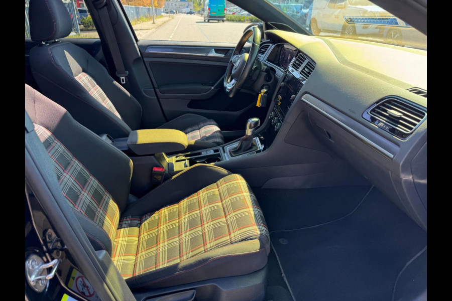 Volkswagen Golf 2.0 TSI GTI Performance Pano Virtual 245 PK ACC Camera standkachel trekhaak