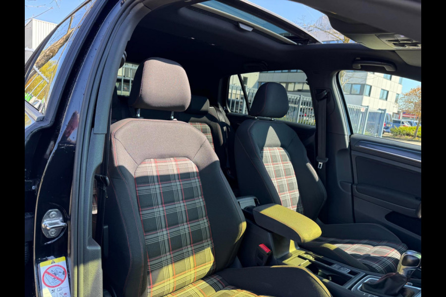 Volkswagen Golf 2.0 TSI GTI Performance Pano Virtual 245 PK ACC Camera standkachel trekhaak