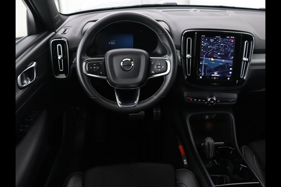 Volvo XC40 Recharge P8 AWD R Design | Trekhaak | Leder/Alcantara | Stoel & stuurverwarming | Keyless | Navigatie | Adaptive cruise | Carplay | Full LED