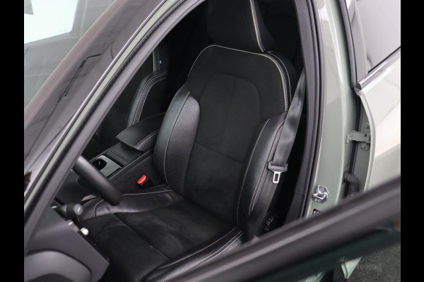 Volvo XC40 Recharge P8 AWD R Design | Trekhaak | Leder/Alcantara | Stoel & stuurverwarming | Keyless | Navigatie | Adaptive cruise | Carplay | Full LED