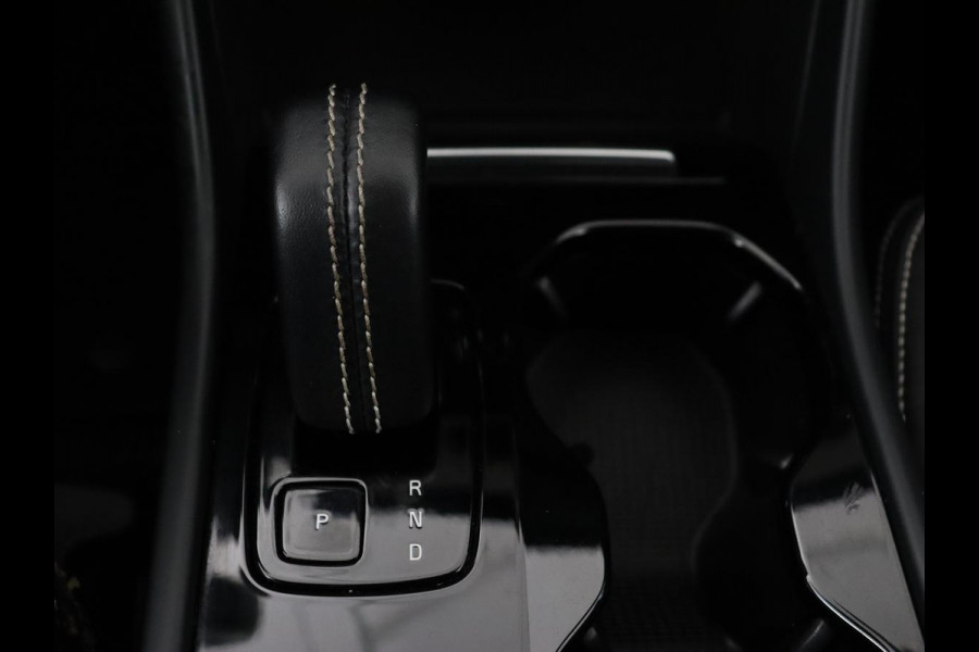 Volvo XC40 Recharge P8 AWD R Design | Trekhaak | Leder/Alcantara | Stoel & stuurverwarming | Keyless | Navigatie | Adaptive cruise | Carplay | Full LED