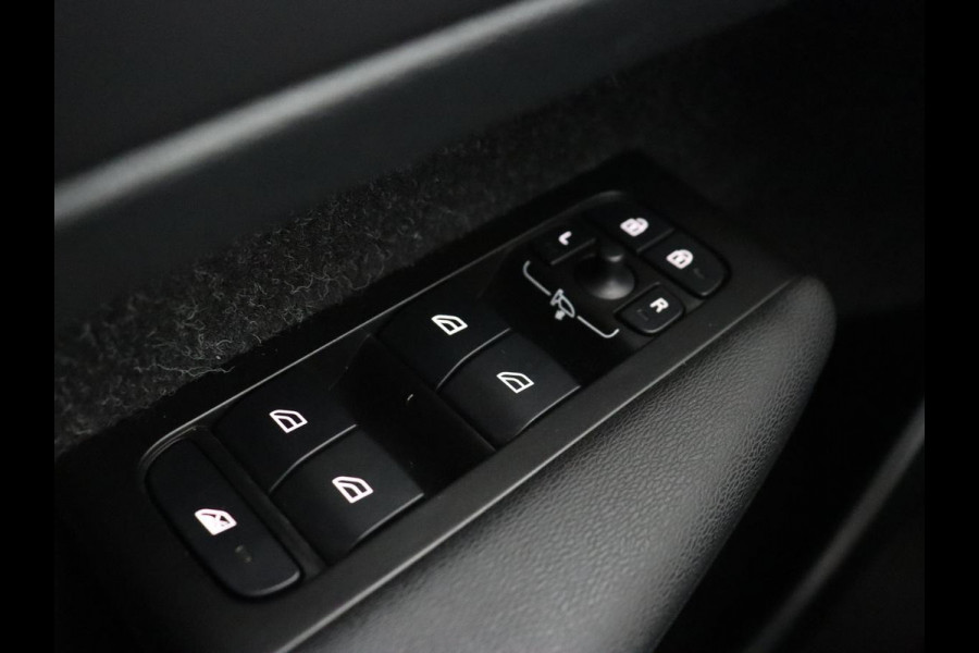 Volvo XC40 Recharge P8 AWD R Design | Trekhaak | Leder/Alcantara | Stoel & stuurverwarming | Keyless | Navigatie | Adaptive cruise | Carplay | Full LED