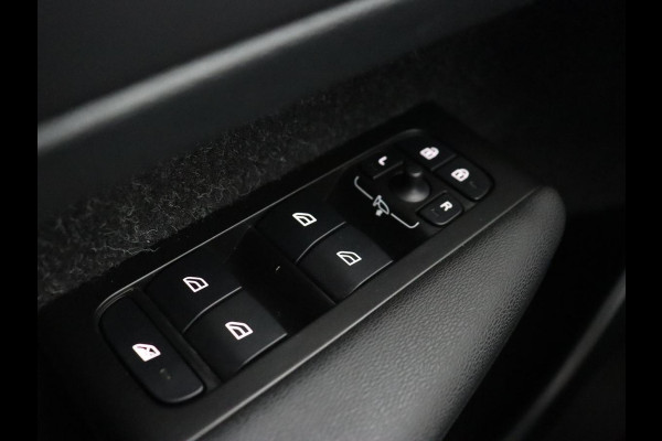 Volvo XC40 Recharge P8 AWD R Design | Trekhaak | Leder/Alcantara | Stoel & stuurverwarming | Keyless | Navigatie | Adaptive cruise | Carplay | Full LED