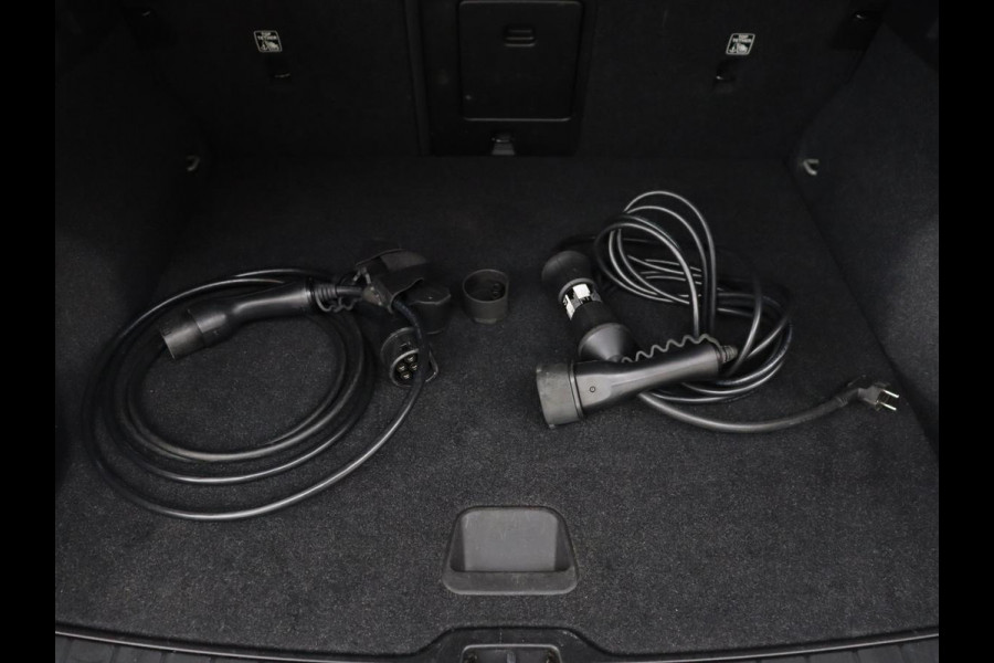 Volvo XC40 Recharge P8 AWD R Design | Trekhaak | Leder/Alcantara | Stoel & stuurverwarming | Keyless | Navigatie | Adaptive cruise | Carplay | Full LED