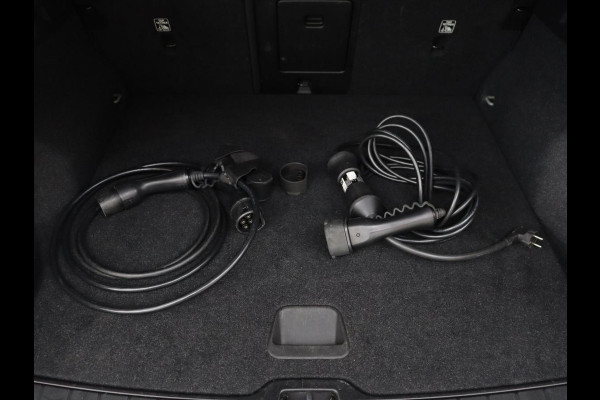 Volvo XC40 Recharge P8 AWD R Design | Trekhaak | Leder/Alcantara | Stoel & stuurverwarming | Keyless | Navigatie | Adaptive cruise | Carplay | Full LED